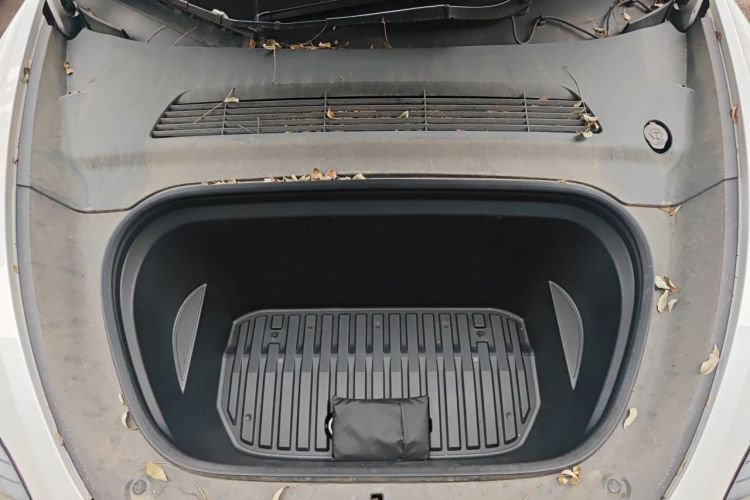 Tesla Model Y 2023 car image #18