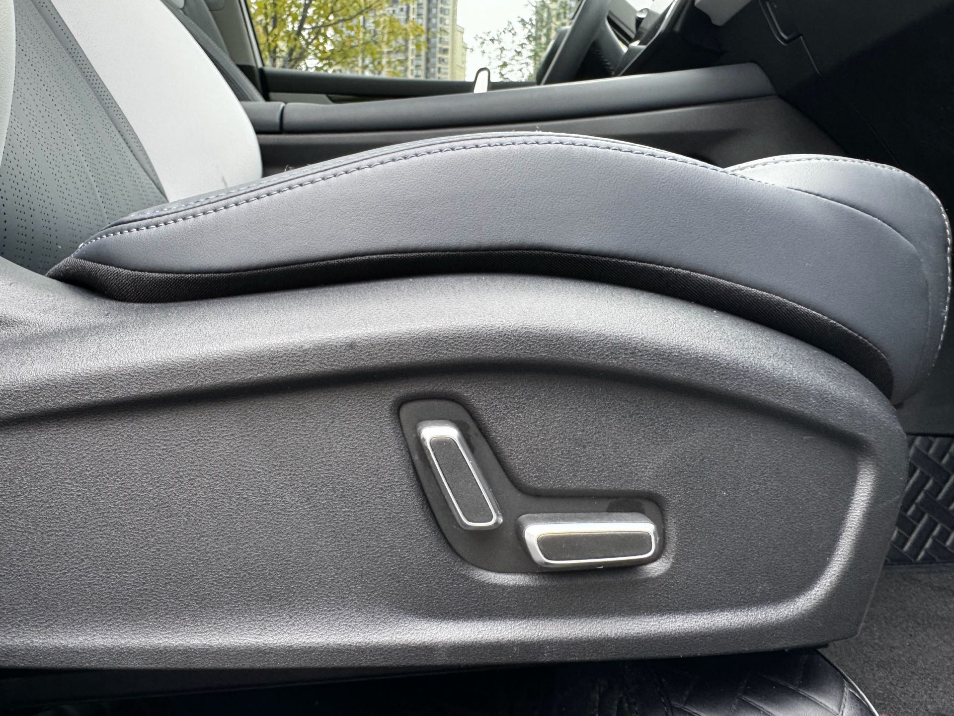 GEELY Boyue L 2024 car image #10
