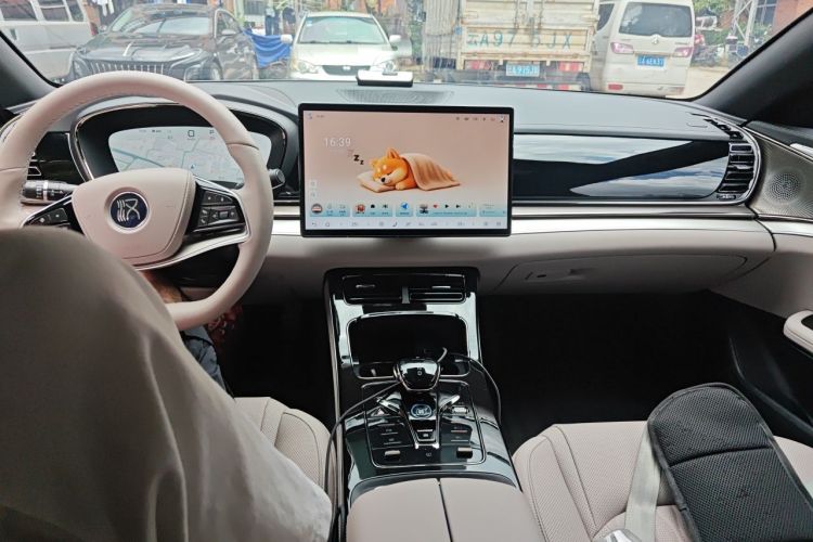BYD Han 2025 car image #16