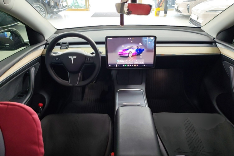 Tesla Model Y 2023 car image #10