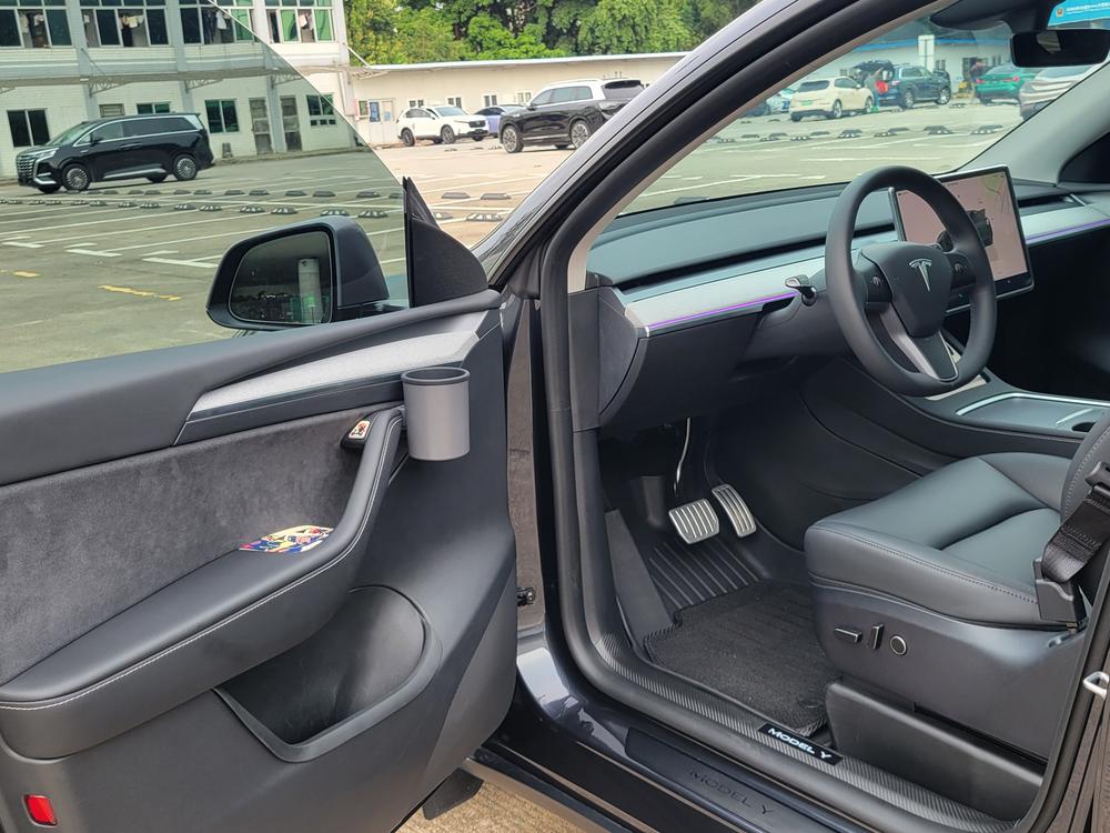 Tesla Model Y 2024 car image #17