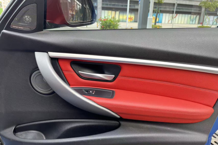 BMW 3 Series 2018 car image #11