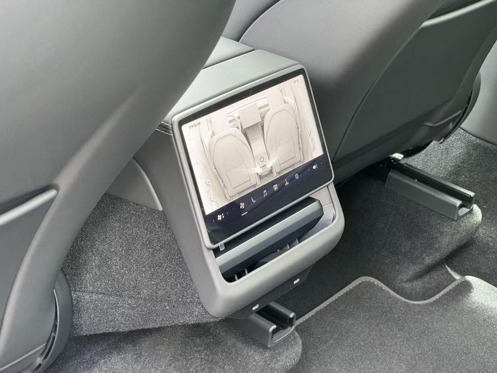 Tesla Model Y 2026 #9 Tesla Model Y 2026 car image #9