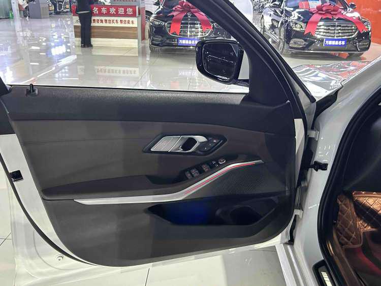 BMW 3 Series 2019 car image #21