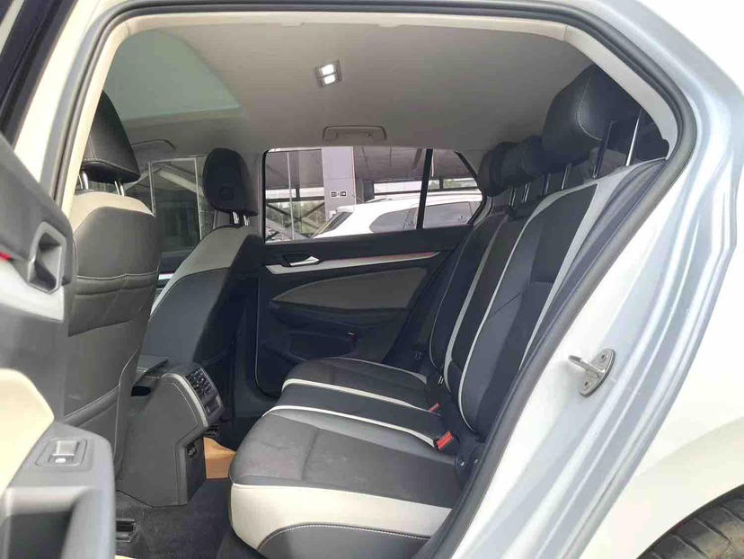 Volkswagen Golf 2022 car image #6
