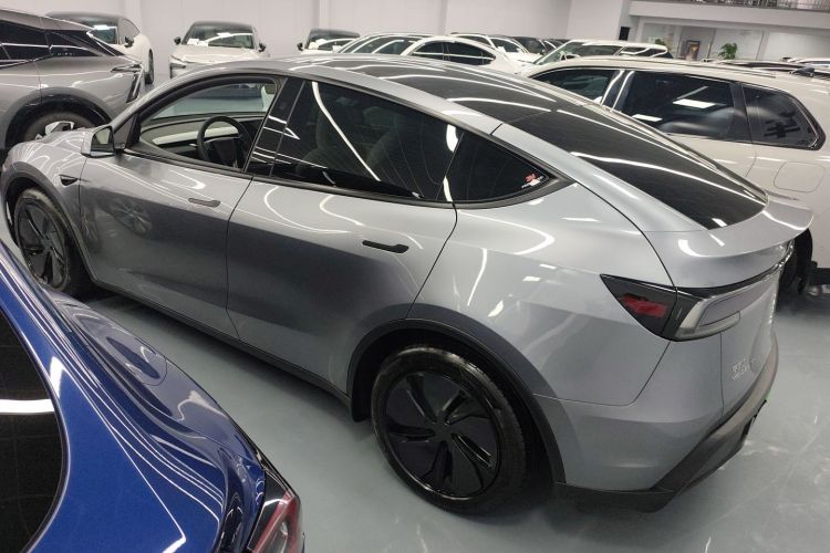 Tesla Model Y 2025 #5 Tesla Model Y 2025 car image #5