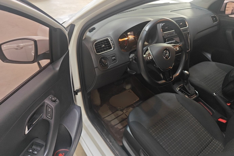 Volkswagen Polo 2018 car image #16
