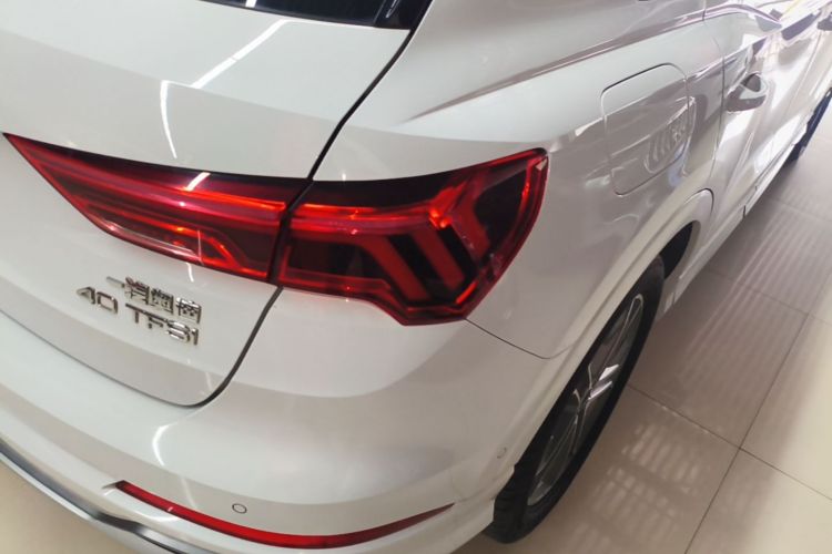 Audi Q3 2022 car image #8