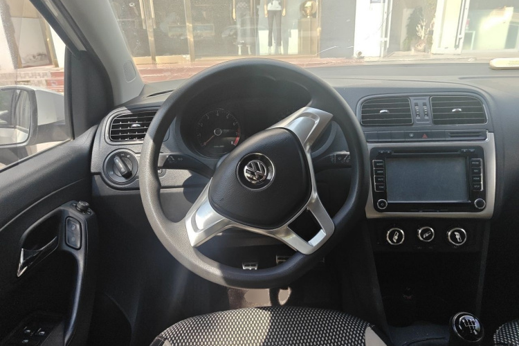 Volkswagen Polo 2015 #11 Volkswagen Polo 2015 car image #11