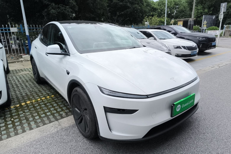 Tesla Model Y 2025 #4 Tesla Model Y 2025 car image #4