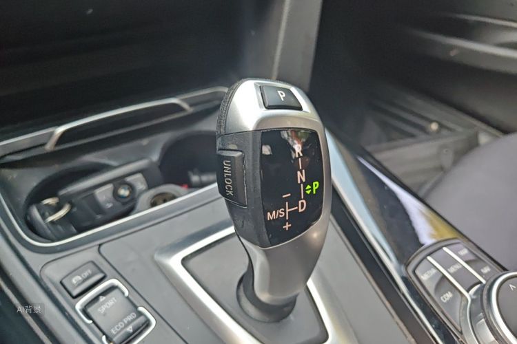 BMW 3 Series 2019 car image #16