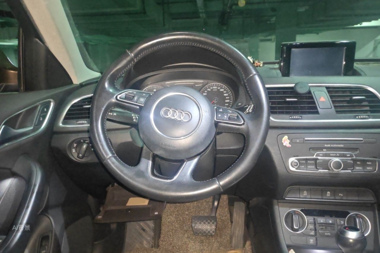 Audi Q3 2016 car image #12