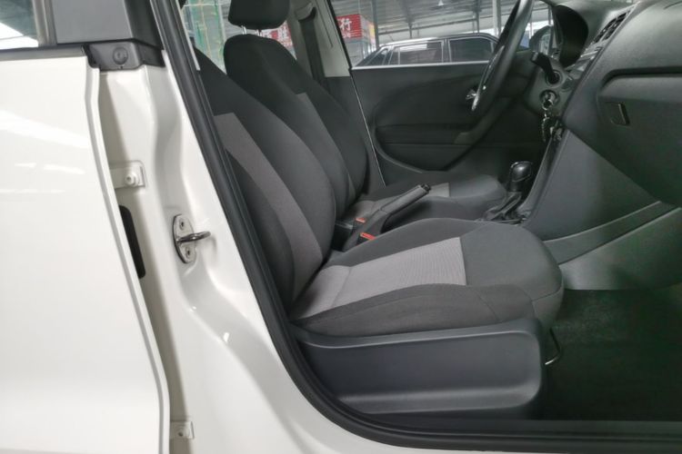 Volkswagen Polo 2017 car image #24