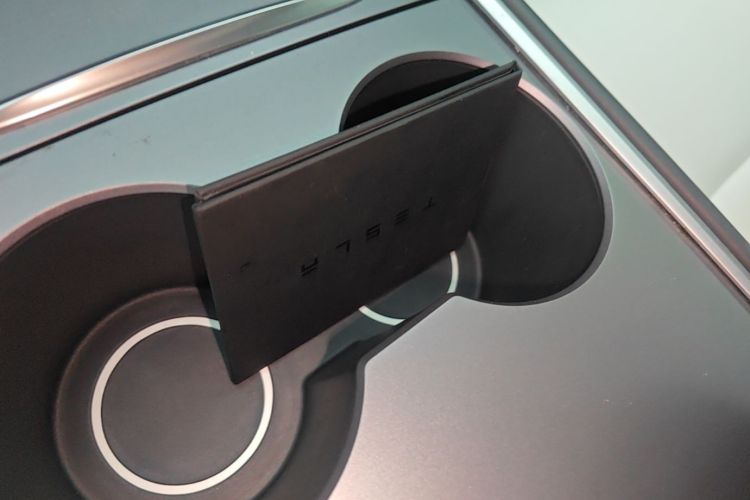 Tesla Model Y 2023 car image #9