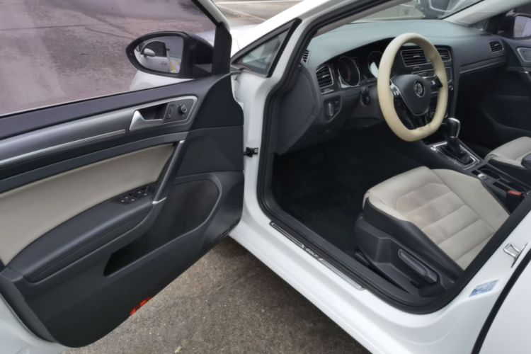 Volkswagen Golf 2017 car image #16
