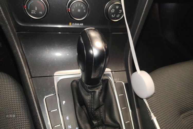 Volkswagen Golf 2018 car image #16