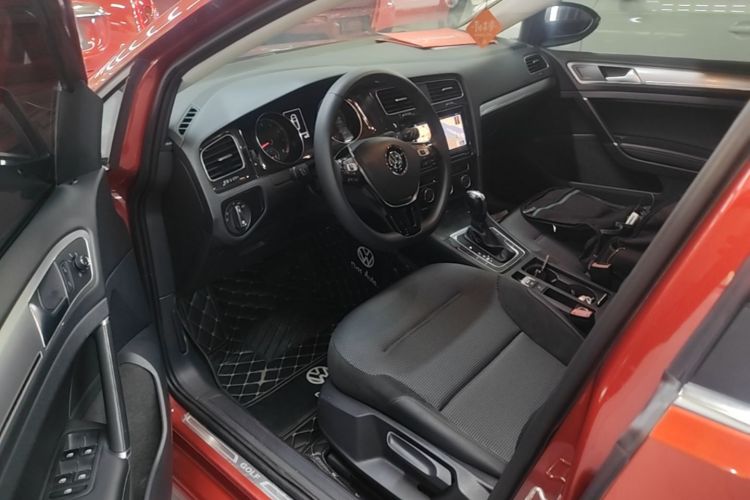 Volkswagen Golf 2019 car image #16