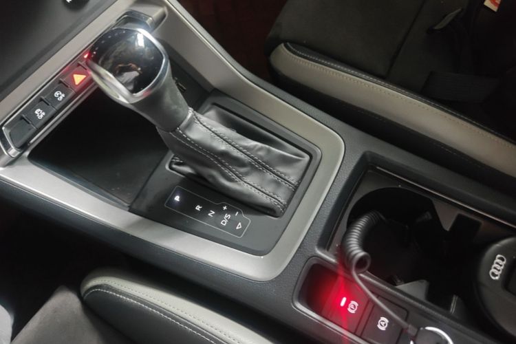 Audi Q3 2020 car image #14