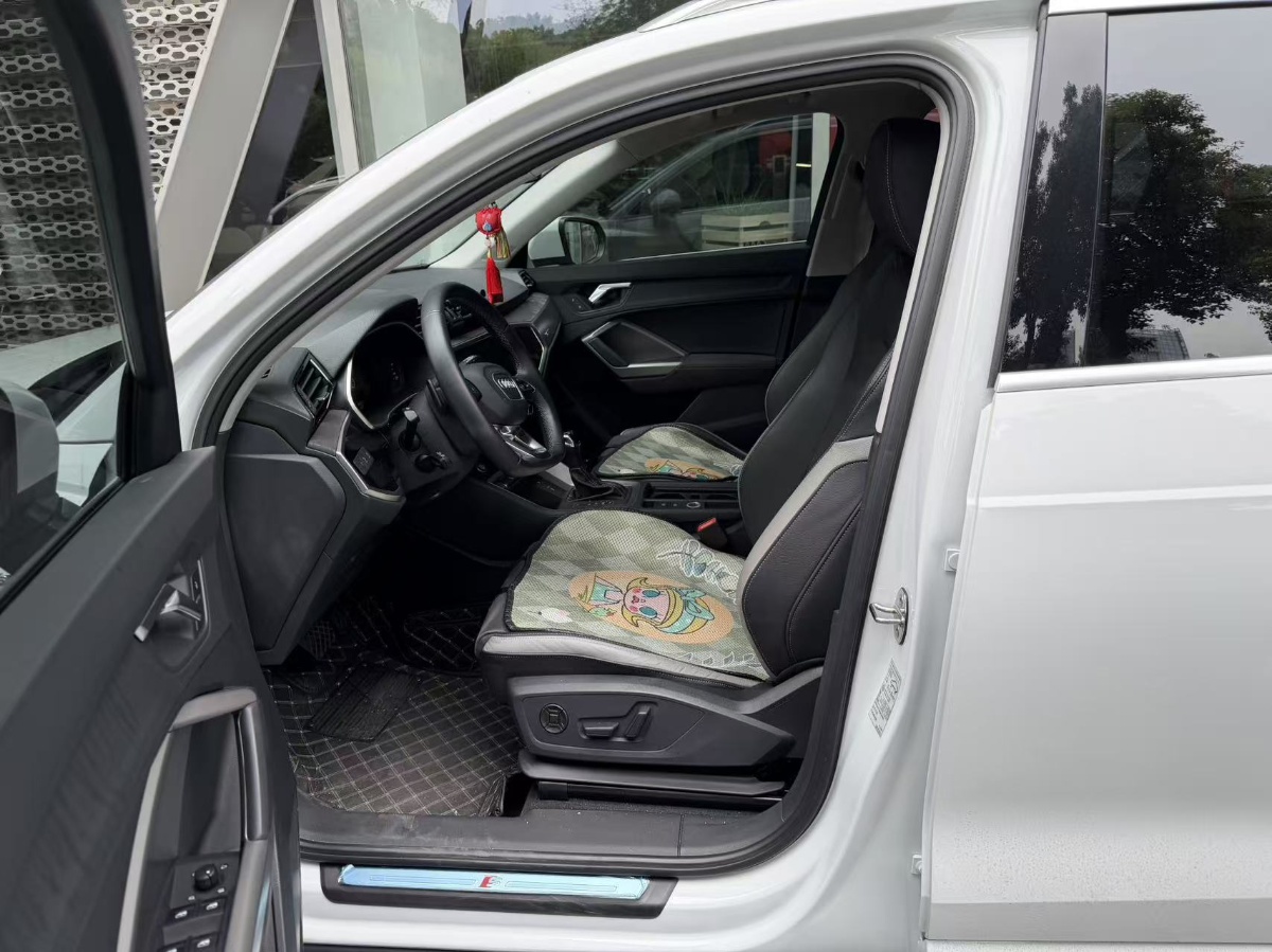 Audi Q3 2023 car image #5