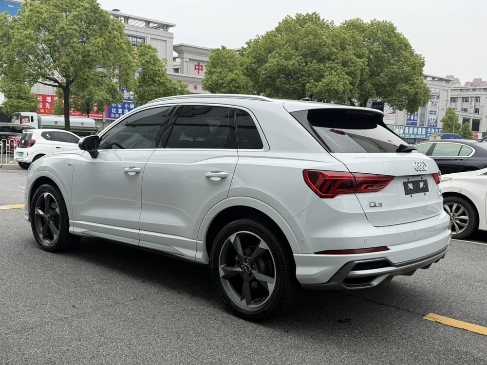 Audi Q3 2022 car image #4