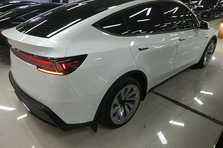 Tesla Model Y 2025 #7 Tesla Model Y 2025 car image #7