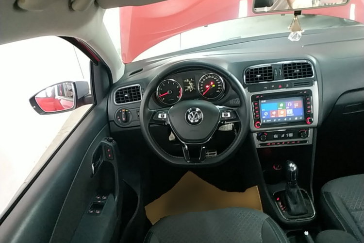 Volkswagen Polo 2015 car image #15
