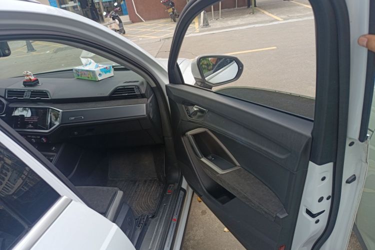 Audi Q3 2021 car image #27