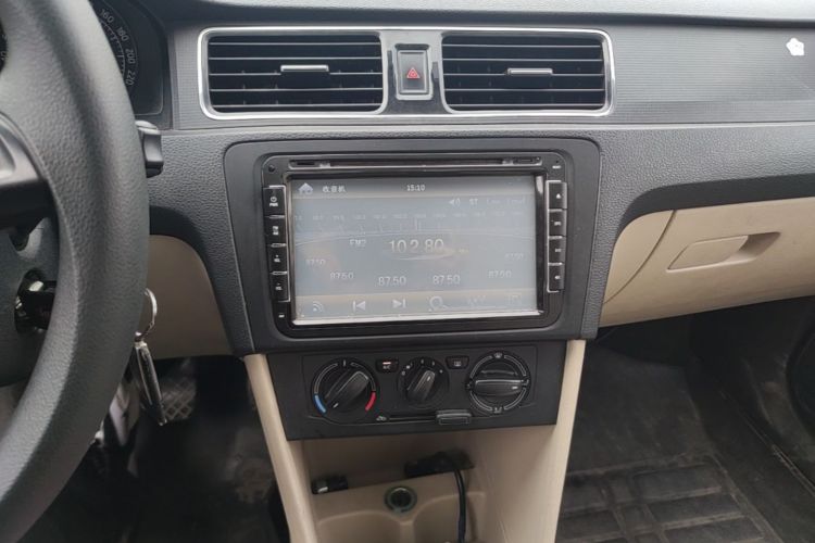 Skoda Rapid 2015 car image #15