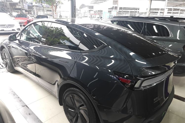 Tesla Model Y 2025 #5 Tesla Model Y 2025 car image #5