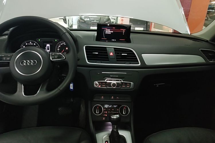 Audi Q3 2018 car image #13