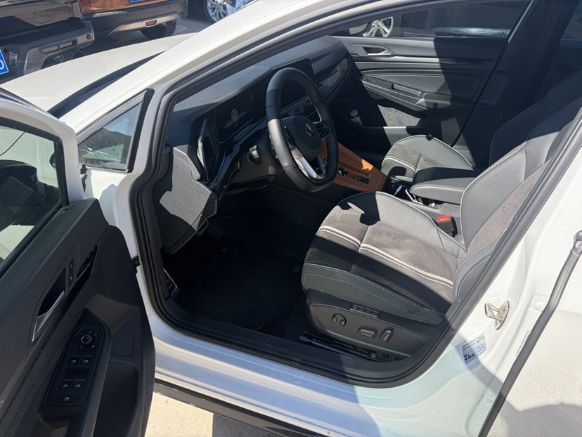 Volkswagen Golf 2023 car image #2