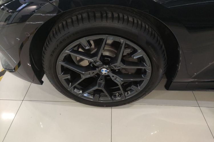 BMW 3 Series 2025 صورة سيارة #9