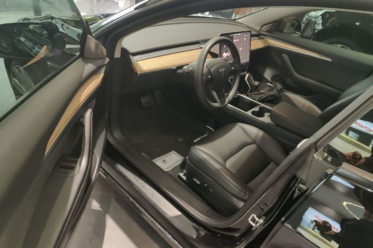 Tesla Model 3 2023 car image #16