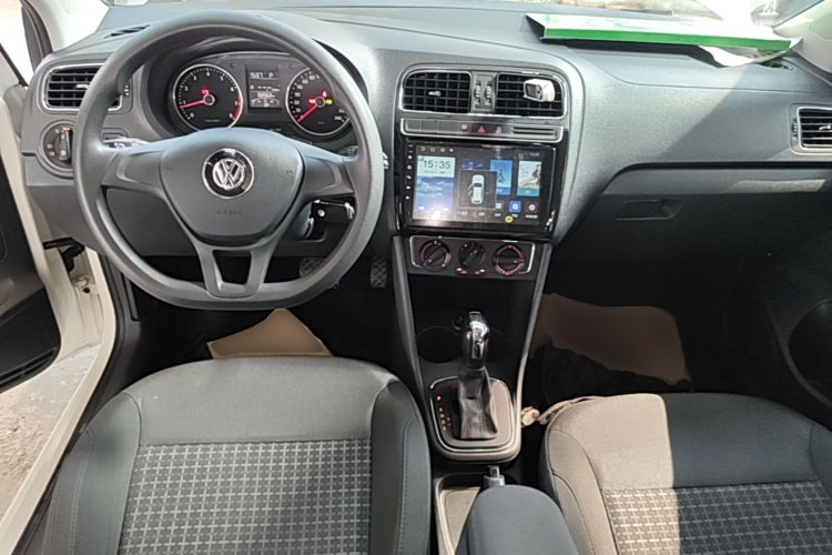 Volkswagen Polo 2016 car image #10