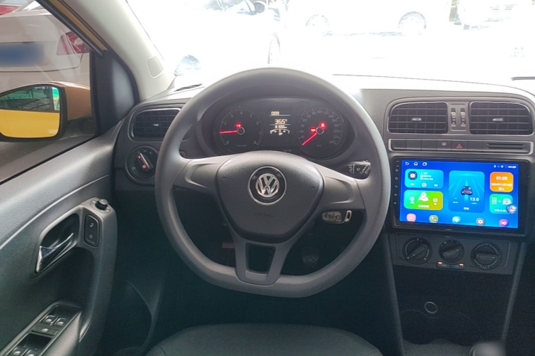 Volkswagen Polo 2015 car image #11