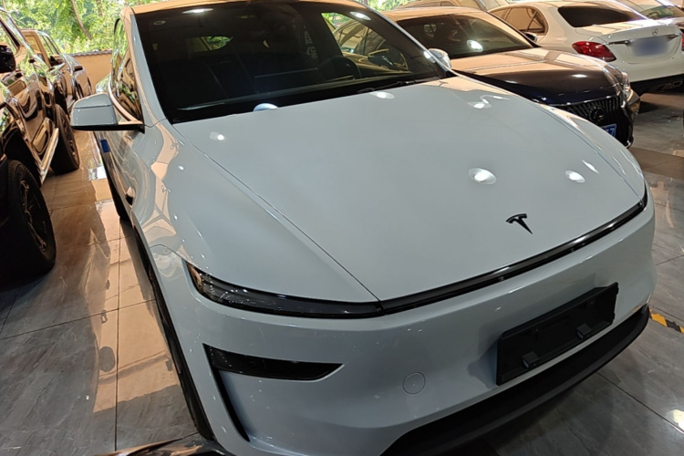 Tesla Model Y 2026 #4 Tesla Model Y 2026 immagine di auto #4