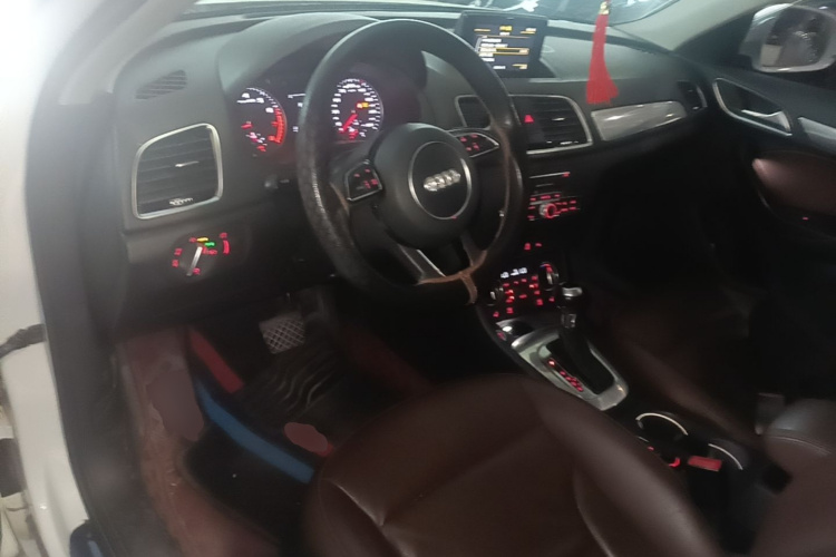 Audi Q3 2018 car image #10