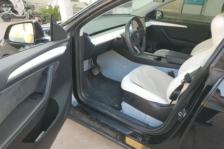 Tesla Model Y 2023 car image #16