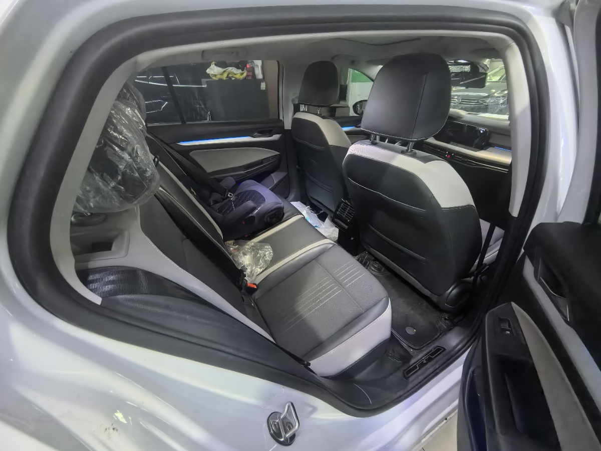 Volkswagen Golf 2023 car image #5