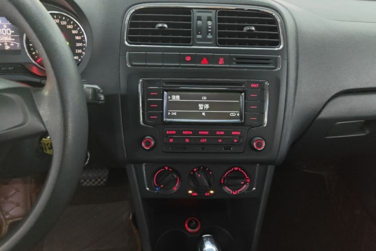 Volkswagen Polo 2015 car image #13