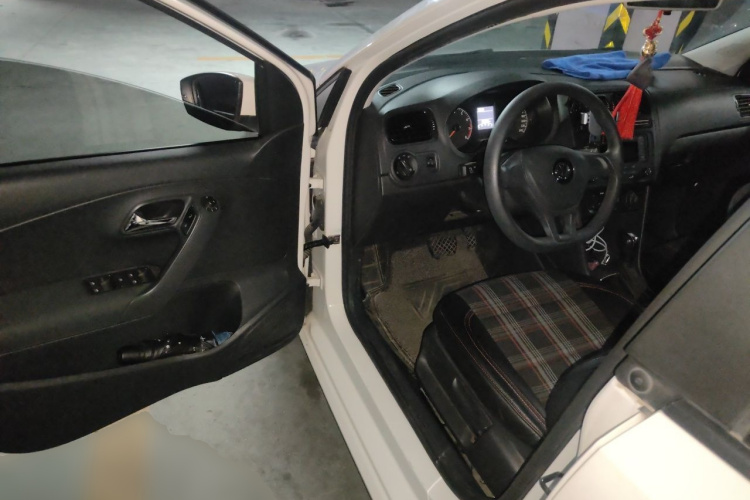 Volkswagen Polo 2018 car image #9