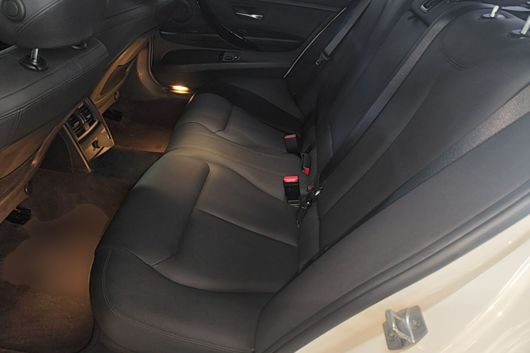 BMW 3 Series 2018 car image #17