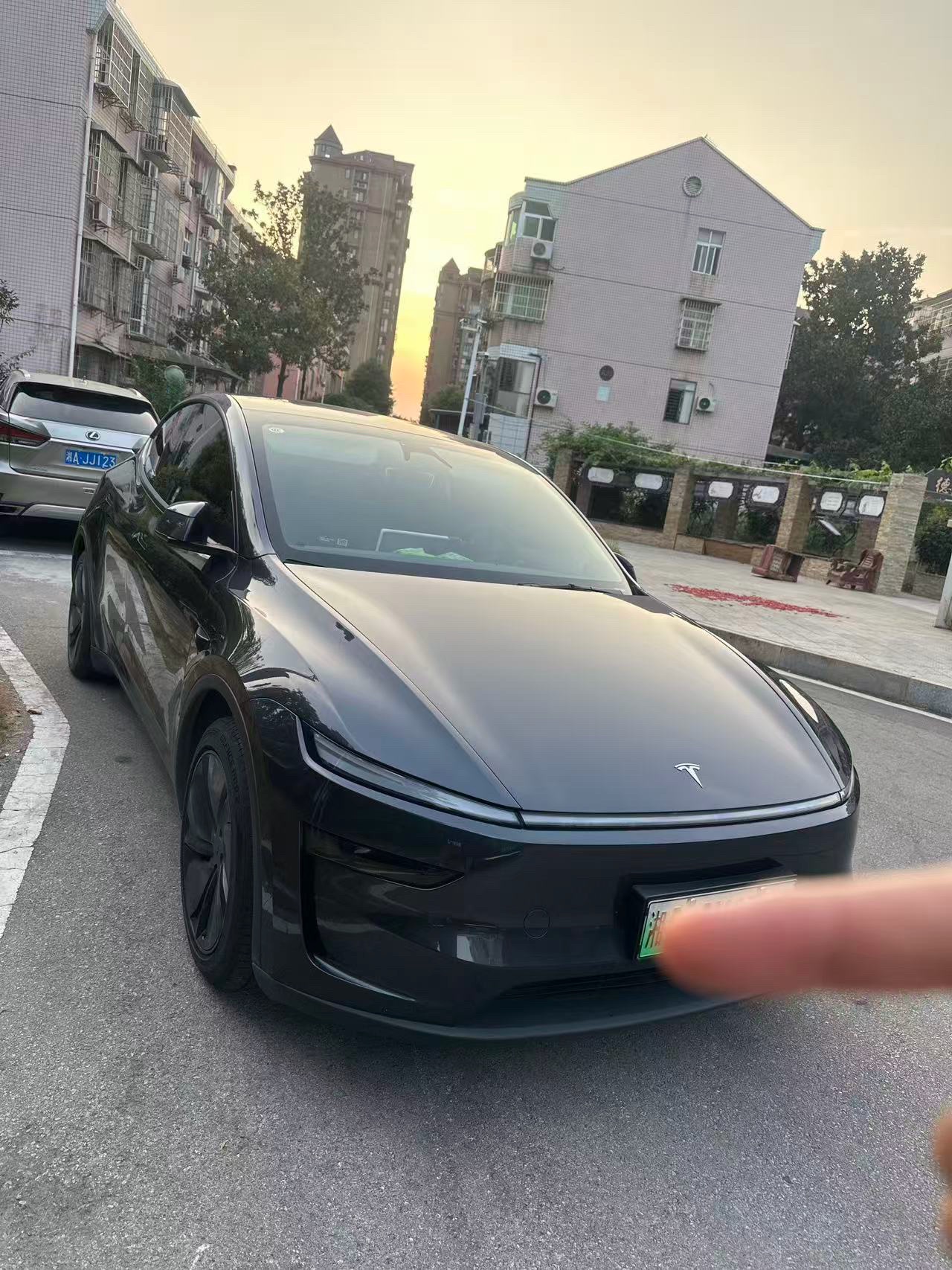 Tesla Model Y 2025 #3 Tesla Model Y 2025 car image #3
