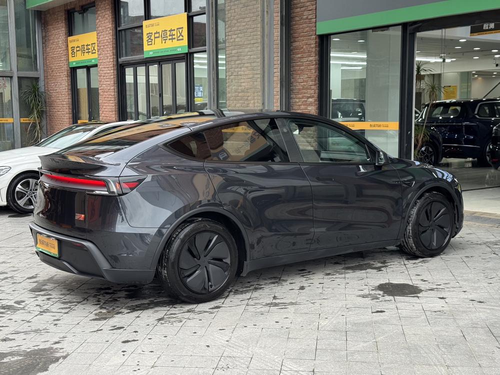 Tesla Model Y 2025 #6 Tesla Model Y 2025 car image #6