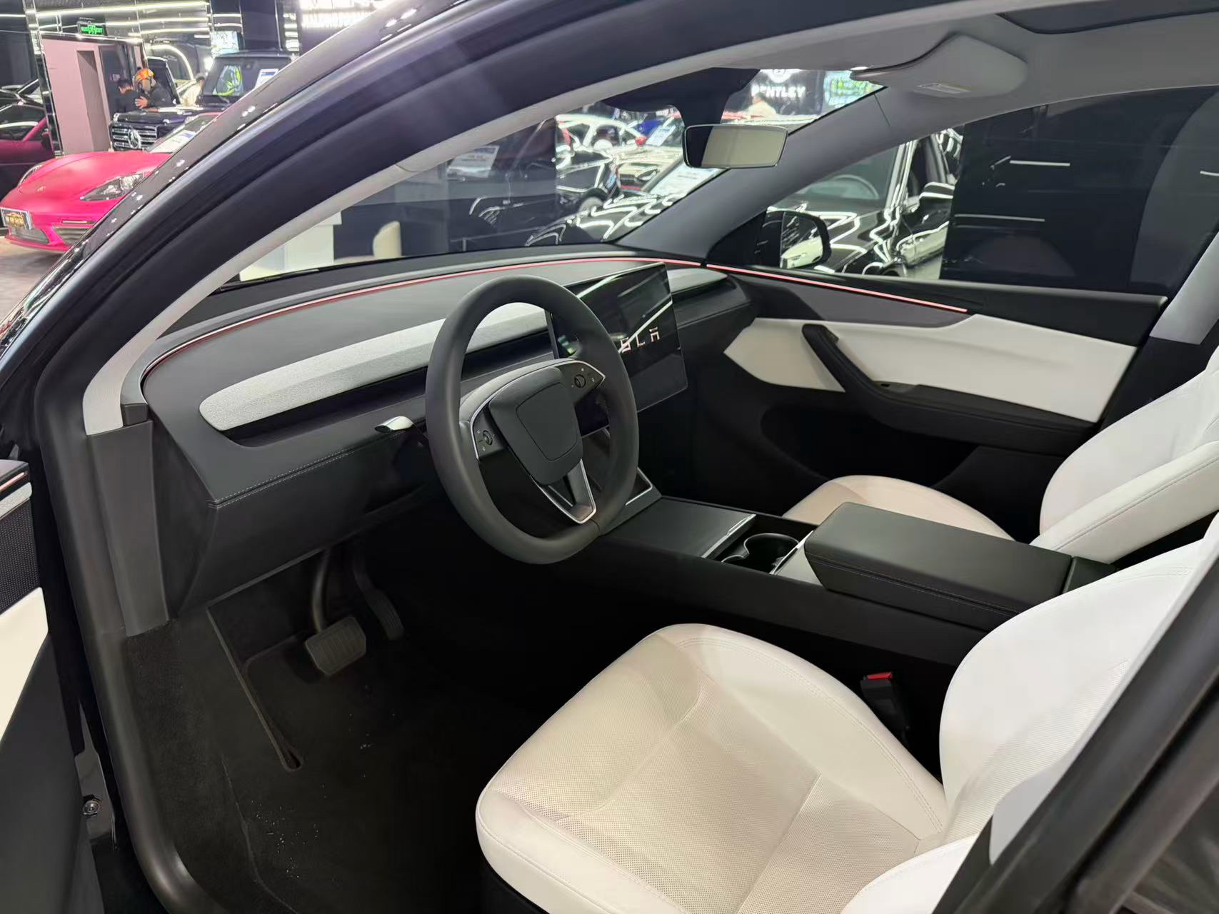 Tesla Model Y 2025 imagen de coche #2