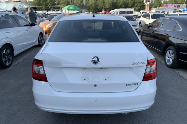 Skoda Rapid 2015 #5 Skoda Rapid 2015 image de voiture #5