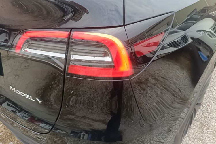 Tesla Model Y 2023 car image #8