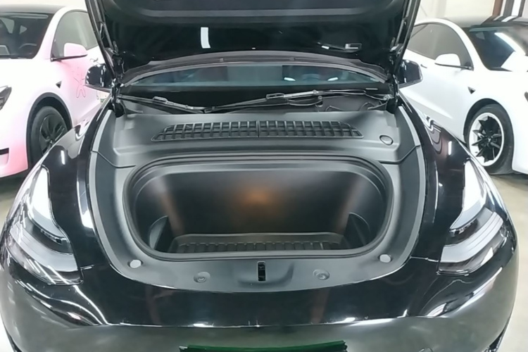 Tesla Model Y 2023 car image #22