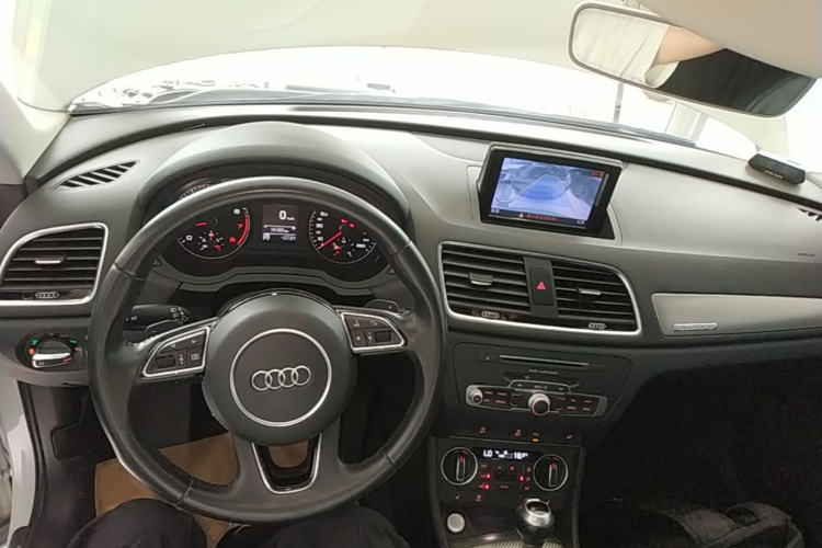 Audi Q3 2016 car image #10