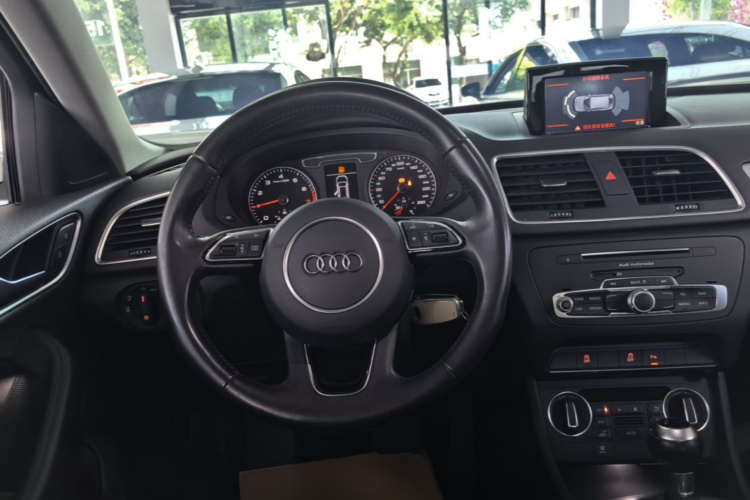 Audi Q3 2017 car image #11